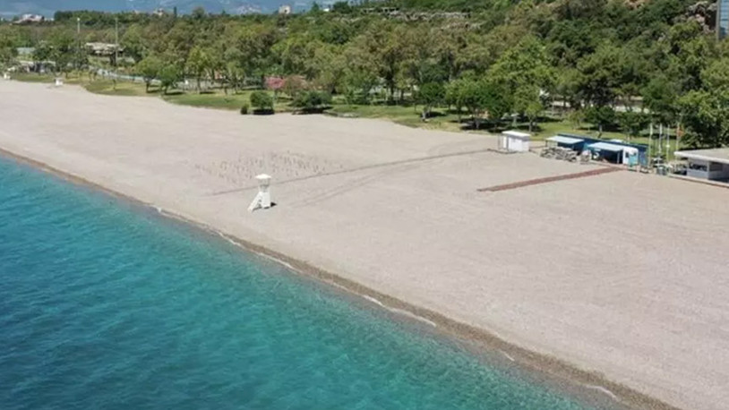 Konyaaltı Sahili'nde denize sıfır karavanlar tahliye edildi