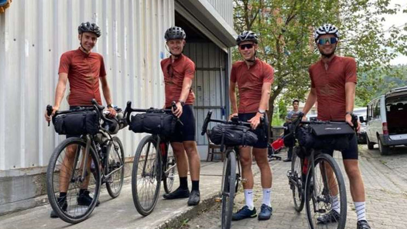 Dünya turuna çıkan Danimarkalı bisikletçiler Artvin'de mola verdi
