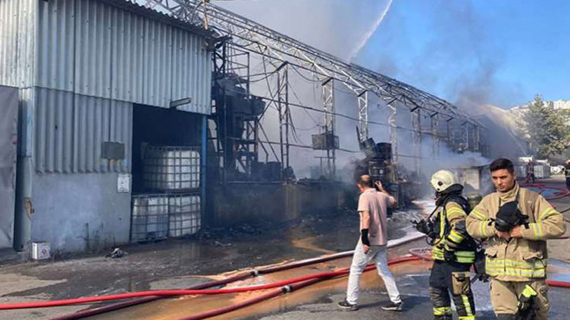 Kocaeli'de boya fabrikasında yangın