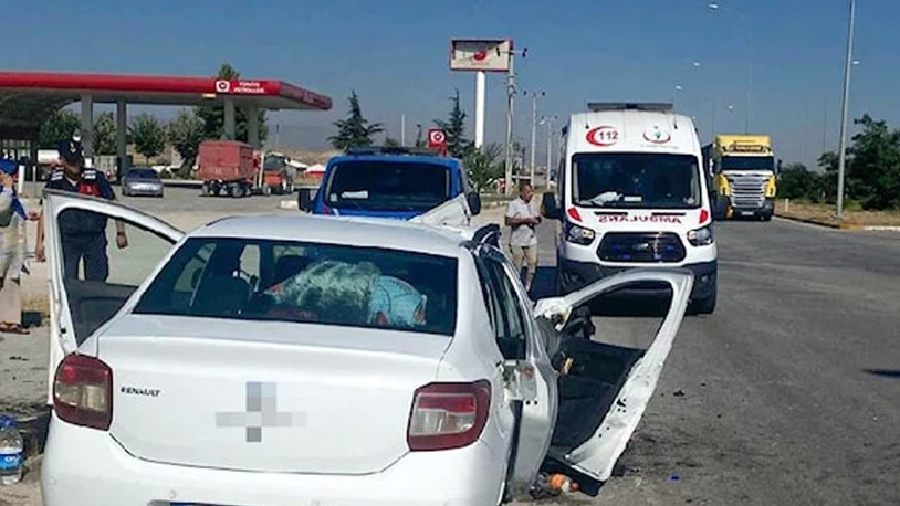 Afyonkarahisar'da beton direğe çarpan otomobildeki 1 kişi öldü, 2 kişi yaralandı