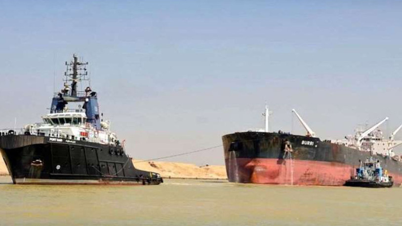 Süveyş Kanalı’nda petrol tankeri, karaya oturan LNG yüklü tankere çarptı