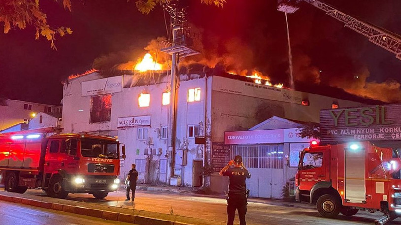 Bursa'da ahşap kapı üretilen fabrikada yangın 