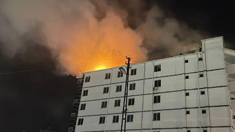 Sivas'ta SGK İl Müdürlüğü binasının çatısında yangın çıktı
