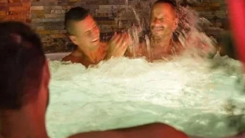 Eşcinsel ilticacılara 'bedava sauna giriş kartı' dağıtıldı