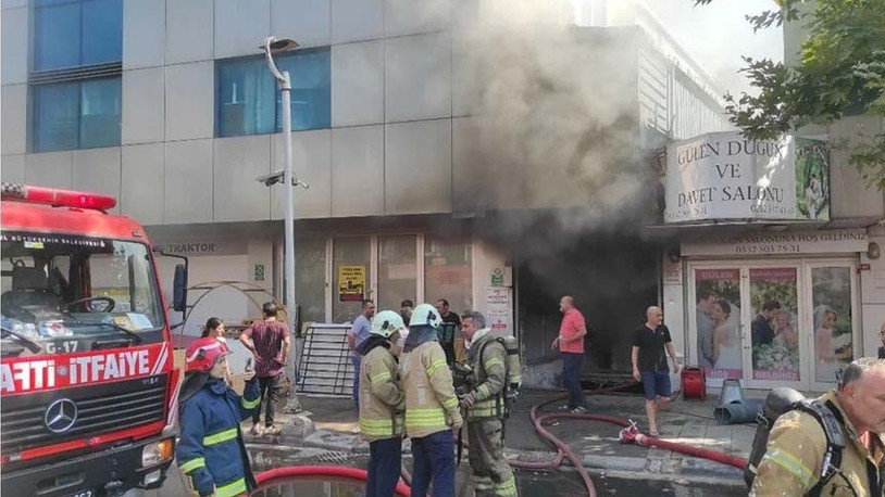 Bayrampaşa'da iş merkezinde yangın