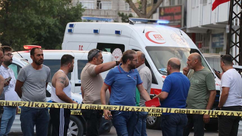 Kıraathaneye silahlı saldırı: 1'i polis 2 kişi yaralandı