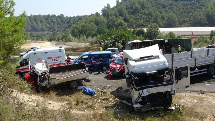 Antalya'da feci kaza: 2 ölü