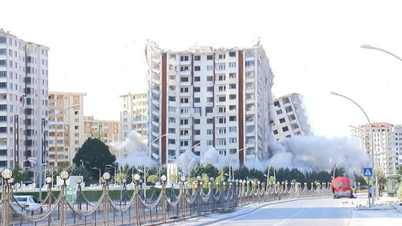 Malatya'da ağır hasarlı iki bina patlayıcıyla yıkıldı