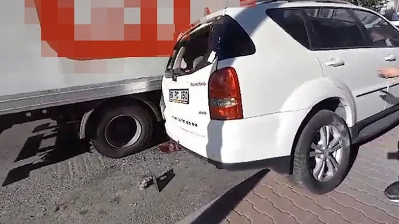 İstanbul'da şoförünün el frenini çekmeyi unuttuğu kamyon, 9 araca çarptı