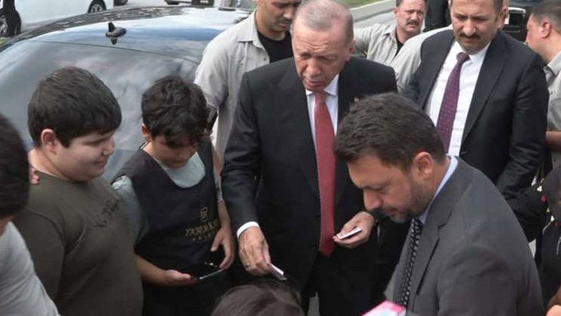 Erdoğan, çocuklara para dağıttı