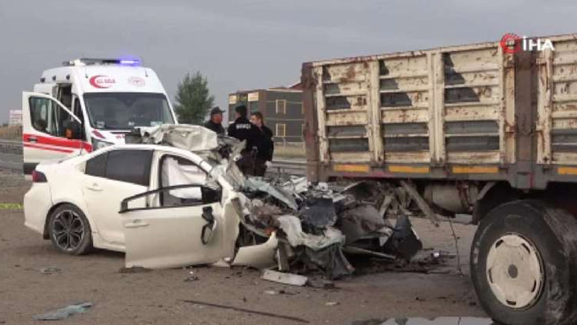 Kırıkkale’de feci kaza: TIR'a çarpan otomobil hurdaya döndü