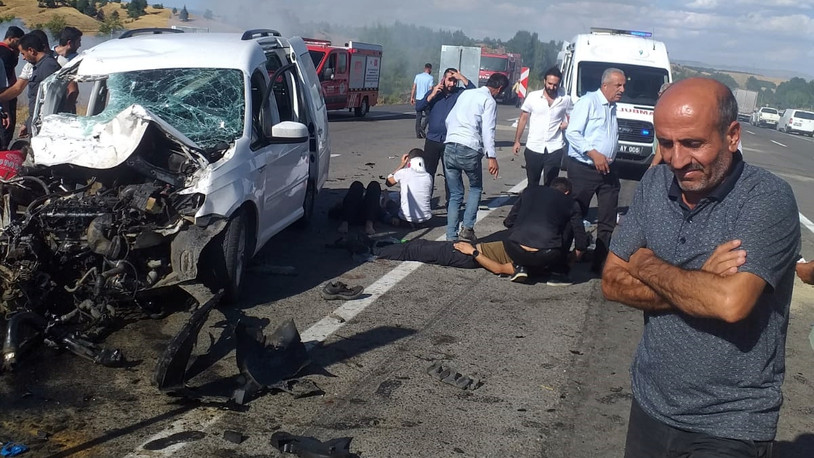 Bingöl'de feci kaza: Vinç kamyonu yandı, çok sayıda yaralı var