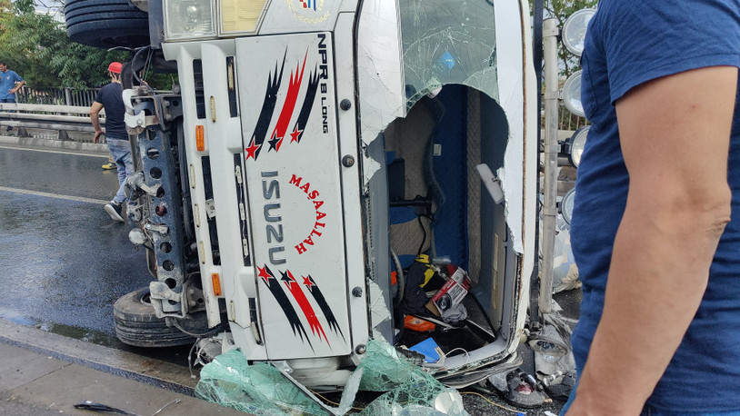 Küçükçekmece'de kaza: Yol trafiğe kapandı