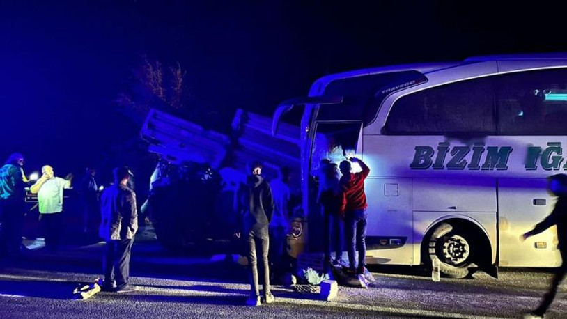 Yolcu otobüsü traktöre çarptı: Çok sayıda yaralı var