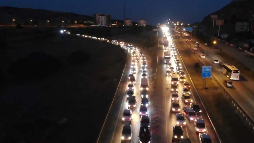 Öğrencilerin tatili bitti, 'kilit kavşak'ta trafik durma noktasına geldi