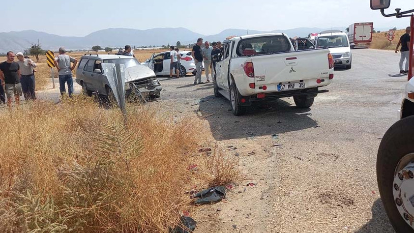 Antalya'da zincirleme kaza: 6 kişi yaralandı