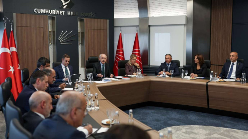 CHP lideri Kemal Kılıçdaroğlu, partisinin milletvekilleri ile bir araya geldi