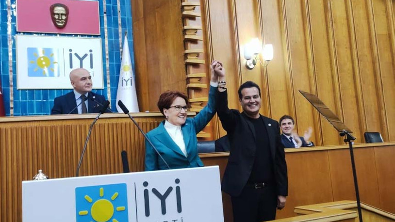 Ünlü şarkıcı İYİ Parti'den aday oldu, rozetini Akşener taktı