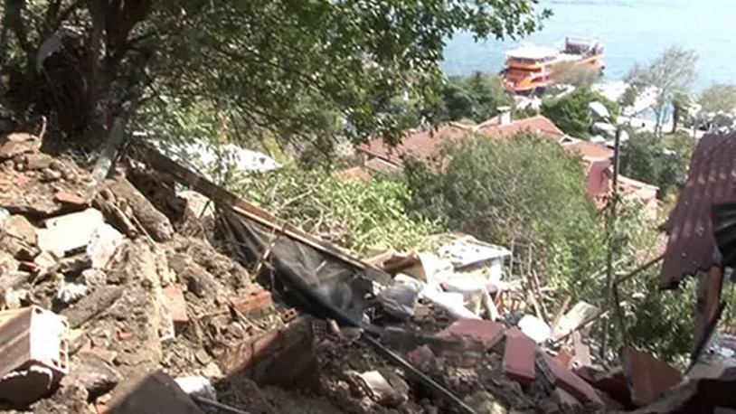 Beşiktaş Kuruçeşme'de evlerin bulunduğu alana kaya düştü