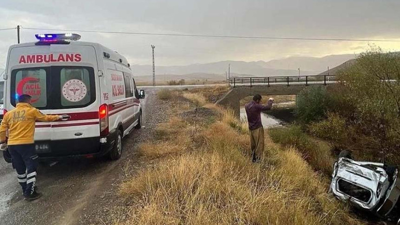 Köpeğe çarpmamak için manevra yapınca şarampole yuvarlandı: 2 kişi yaralandı