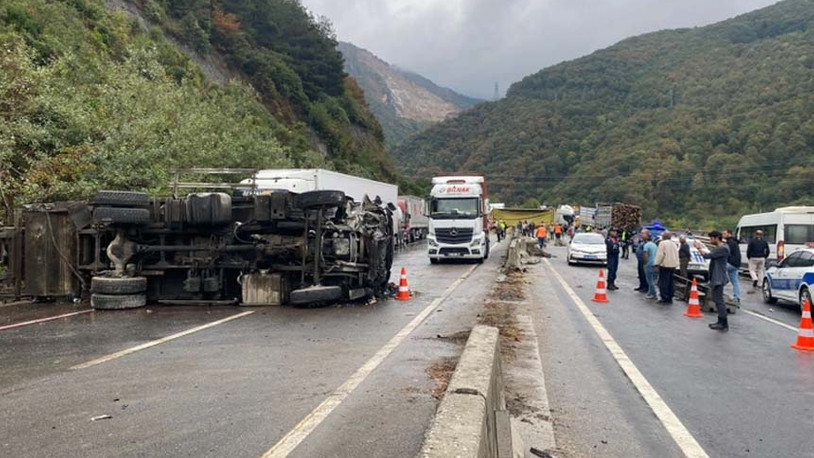 Sakarya'da 2 tır ve 2 kamyon kazaya karıştı: D- 650 kara yolu ulaşıma kapandı