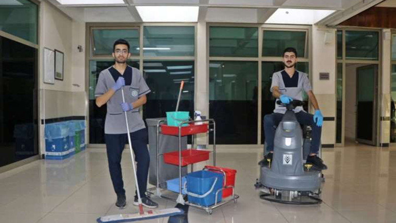 2 tıp öğrencisi kendi üniversitelerinde temizlik personeli olarak çalışıyor