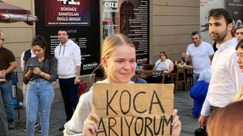 Belaruslu kadın, İstiklal Caddesi'nde 'Koca arıyorum' dövizi açtı