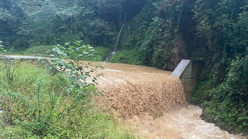 Rize'de şiddetli yağış nedeniyle 4 kişilik aile tahliye edildi