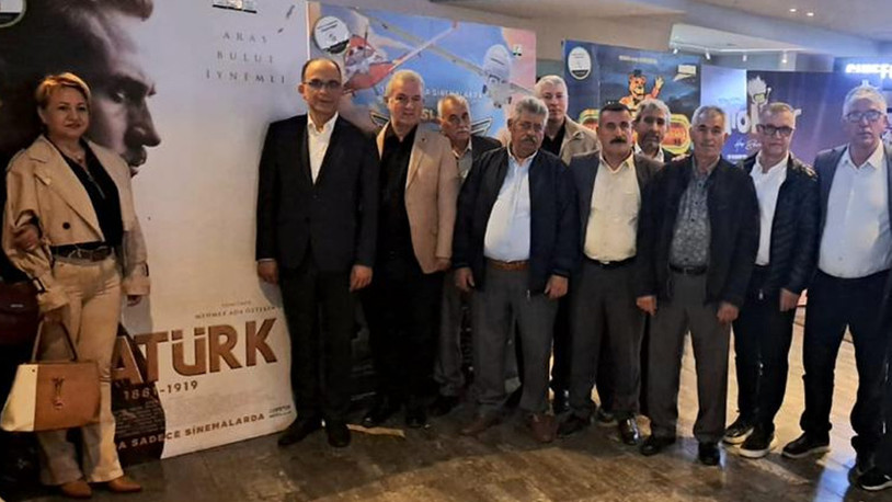 Bornova'da muhtarlar Atatürk filminde buluştu 
