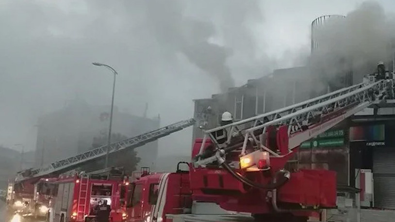 İstanbul'da işyerinin deposunda yangın çıktı