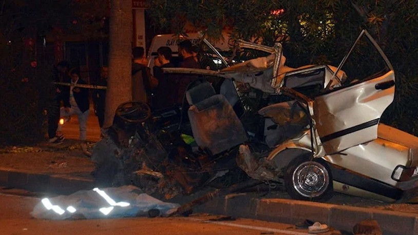 Adana'da otomobil refüjdeki ağaçlara çarptı: 3 ölü