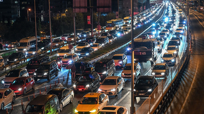 İstanbul’da haftanın son iş gününde trafik yoğunluğu yaşanıyor