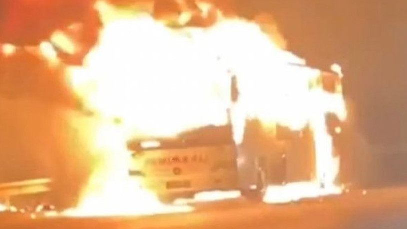 Otobüs alev alev yandı, yolcular canlarını zor kurtardı