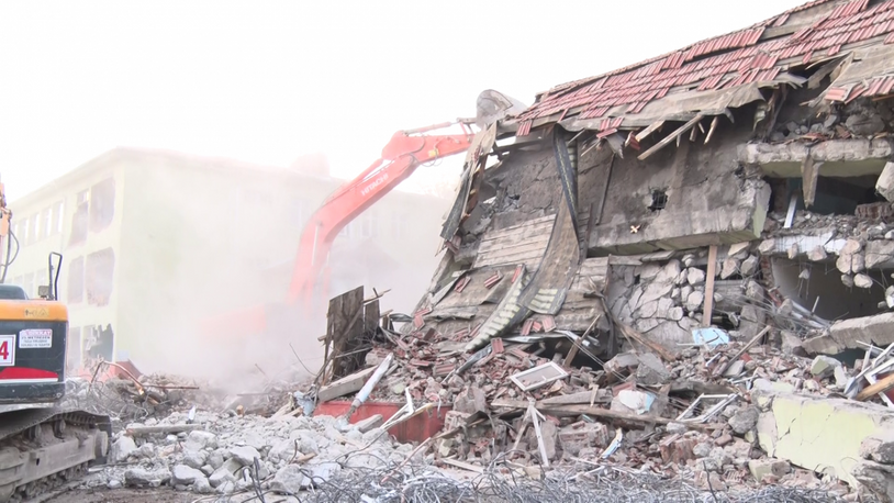 'Hasarlı' denilerek yıkılan okul hasarsız çıktı