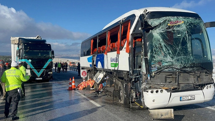 Yolcu otobüsü TIR'a çarptı; ölü ve yaralılar var