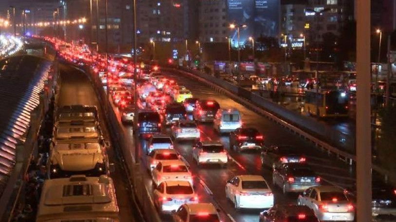 İstanbul'da yağışlı havanın etkisiyle trafik yoğunluğu yaşanıyor