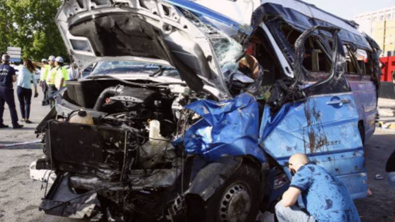Ankara’da feci kaza: Midibüs ile otomobil çarpıştı