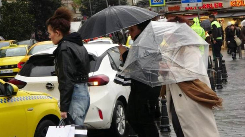 İstanbul'da kuvvetli rüzgar ve yağış vatandaşlara zor anlar yaşattı