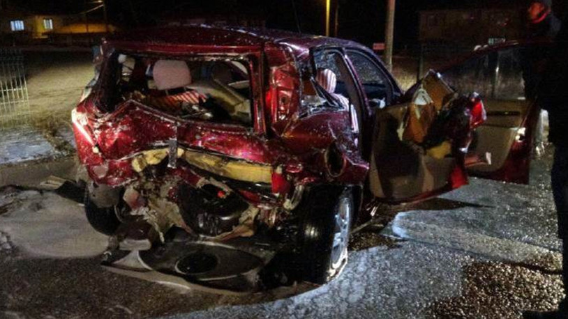 Kırmızı ışıkta bekleyen uzman çavuşların otomobiline, başka bir araç çarptı: 6 yaralı