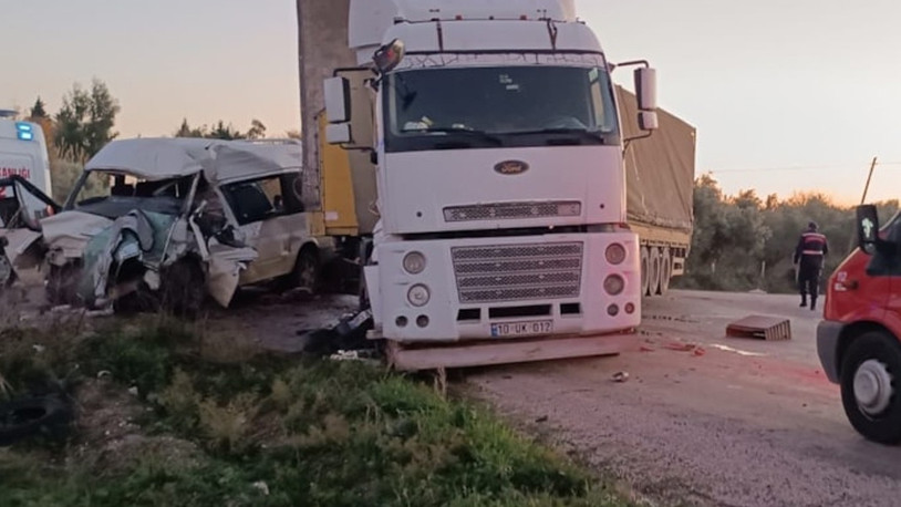 Osmaniye'de minibüs ile TIR çarpıştı: Ölü ve yaralılar var