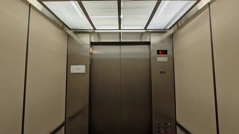 Cevizlibağ Atatürk KYK Yurdu'nda asansör düştü