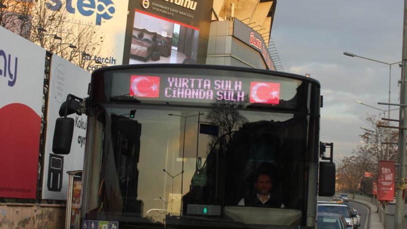 İETT otobüslerinde 'Yurtta sulh, cihanda sulh' yazısı