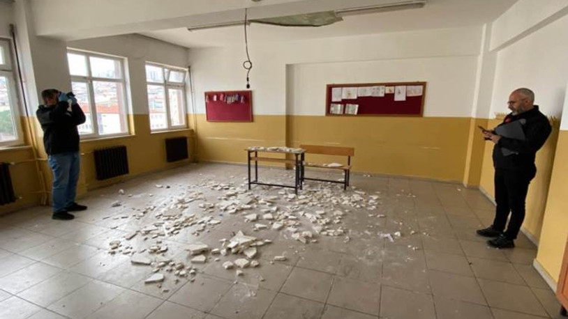 Öğrencilerin üzerine ders sırasında tavan düştü: 7'si yaralandı