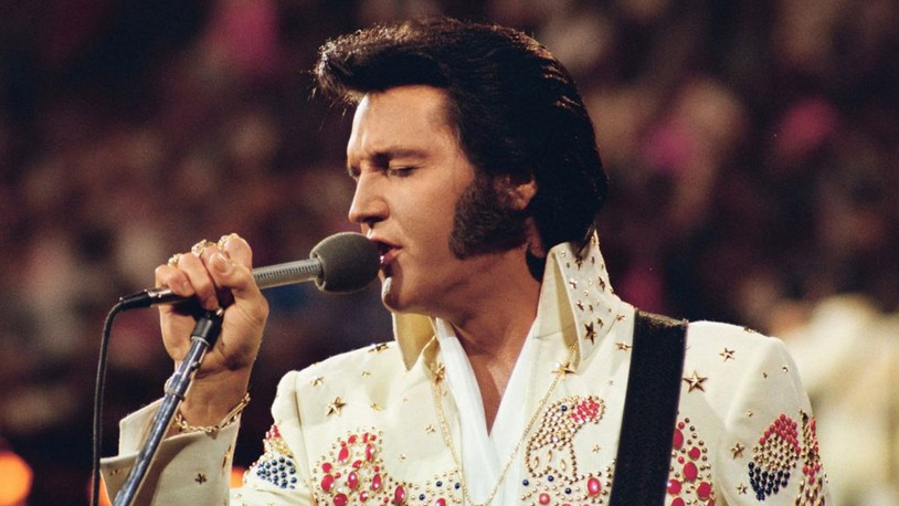 Elvis Presley sahneye dönüyor