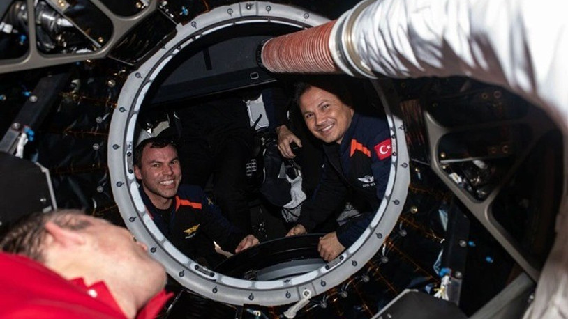 Alper Gezeravcı’dan uzayda mutluluk fotoğrafı