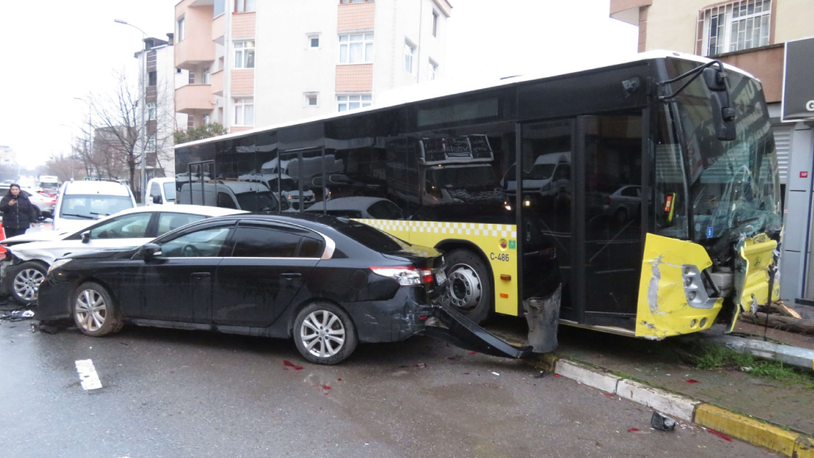 İETT otobüsü park halindeki 5 araca çarptı