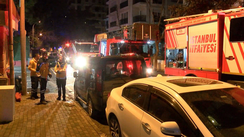 Kadıköy'de 10 katlı binada yangın: Dört kişi hastaneye kaldırıldı