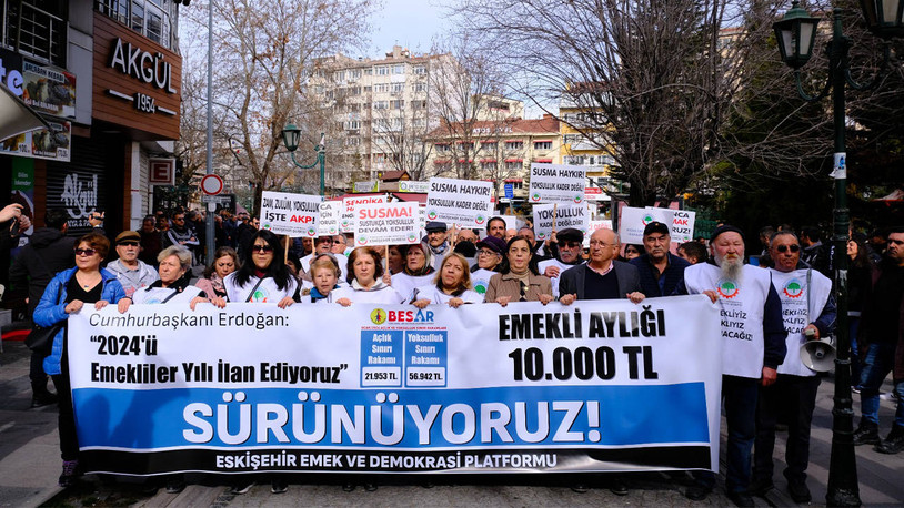 AK Parti binasına yürümek isteyen emeklilere polis engeli