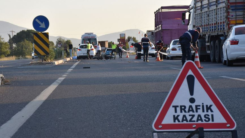 İzmir'de TIR, servis minibüsüne çarptı: Ölü ve yaralılar var