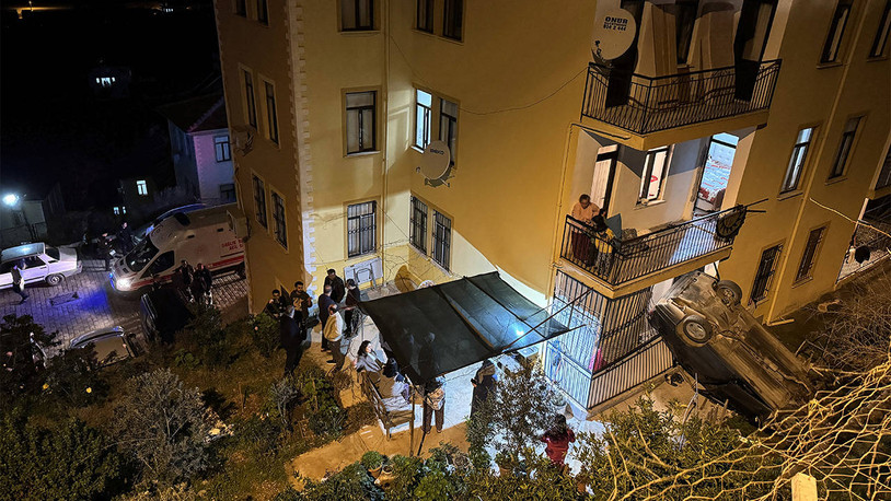 Evin balkonuna otomobil düştü: Yaralılar var
